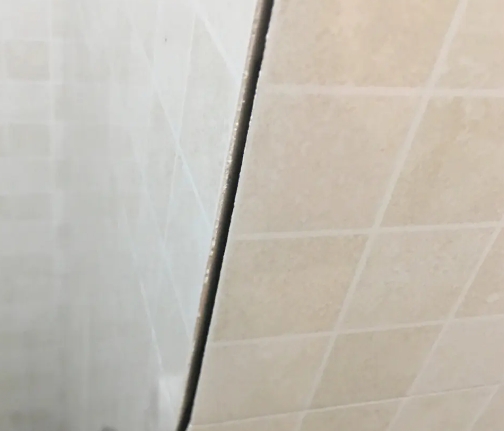 岑溪瓷砖空鼓维修公司分享阳台瓷砖脱落的修复过程可以分为以下几个步骤