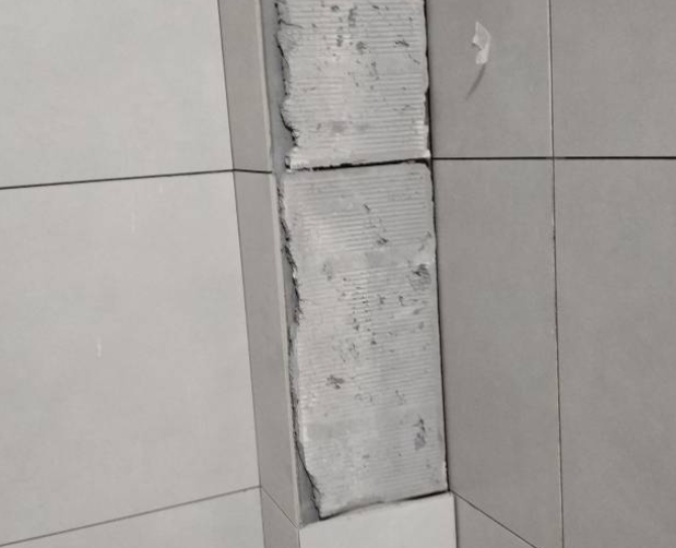 岑溪瓷砖空鼓维修公司分享下瓷砖施工前基层浇水润湿程度不足，可能导致以下问题